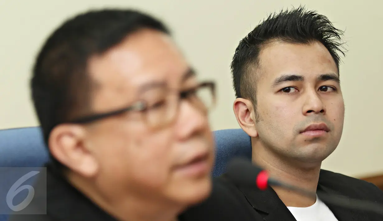 Raffi Ahmad saat menggelar konferensi pers di gedung Dewan Pers, Jakarta, Rabu (18/11). Raffi datang untuk meminta bantuan terkait dugaan merendahkan profesi wartawan yang dilaporkan Forwan ke Polda Metro Jaya. (Liputan6.com/Immanuel Antonius)