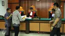 Hakim memeriksa berkas saat sidang gugatan manajemen Iwan Fals terhadap promotor acara ‘Kantata Barock’, Jakarta, Rabu, (23/9/2015). Hakim memutuskan untuk menunda persidangan karena berkas yang diajukan belum lengkap. (Liputan6.com/Faisal R Syam)