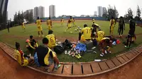 Skuat Sriwijaya FC menjalani latihan perdana di Jakarta. Latihan dilakukan di Lapangan GOR Soemantri Brojonegoro, Kuningan, Jumat (16/10/2015). (Bola.com/Nicklas Hanoatubun)
