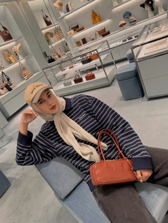 Tak seperti biasanya yang feminin dan chic, Paula Verhoeven tampil berhijab skena yang curi perhatian [@paula_verhoeven]
