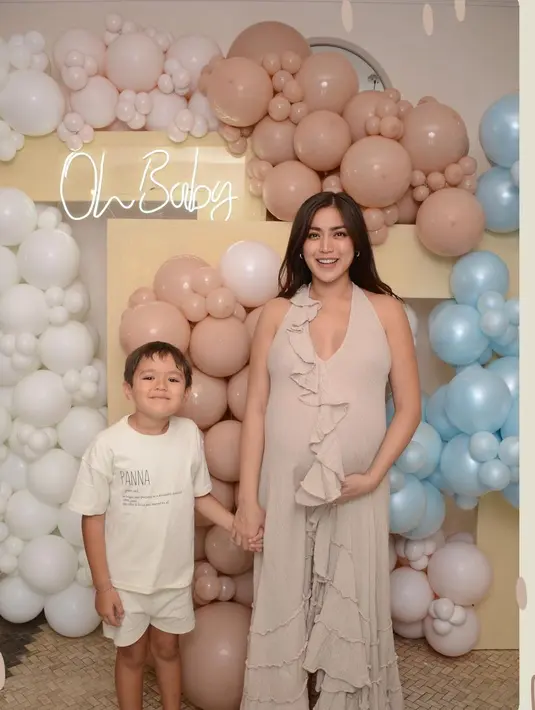 Sementara tatanan rambutnya dibiarkan tergerai dengan riasan yang natural dan flawless. (Instagram/inijedar).