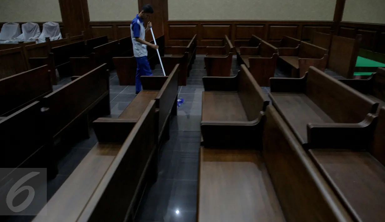 Pekerja membersihkan ruang sidang tindak pidana korupsi di Gedung Pengadilan Negeri Tipikor Jakarta Pusat yang akan menjadi tempat baru pelaksanaan sidang tindak pidana korupsi di Bungur, Jakarta, Jumat (13/11). (Liputan6.com/Faizal Fanani)