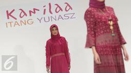 Model mengenakan busana karya desainer Itang Yunasz di Pasar Blok B Tanah Abang, Jakarta, Kamis (9/3). Dengan label Kamilaa, Itang menggunakan kain motif batik untuk gamis, kaftan, dan blus-blus panjang. (Liputan6.com/Immanuel Antonius)