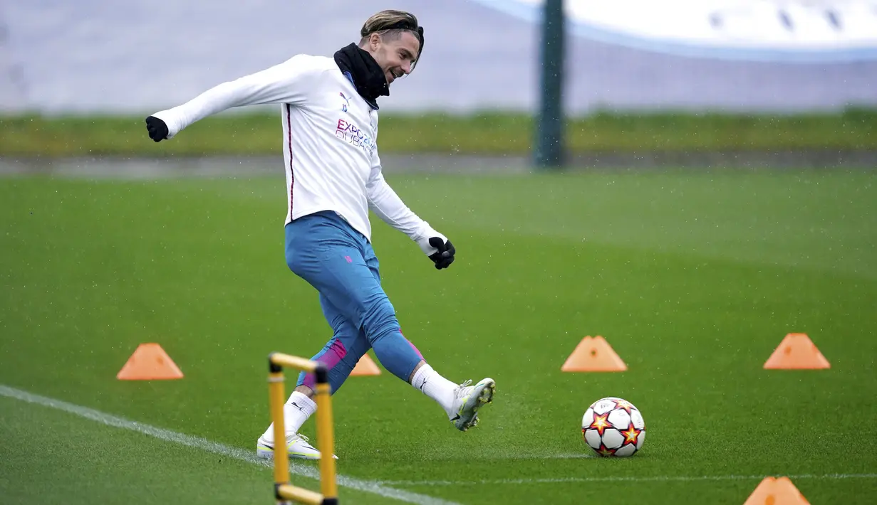 Gelandang Manchester City Jack Grealish saat sesi latihan jelang pertandingan Liga Champions di City Football Academy, Selasa (12/4/2022). Manchester City akan bertandang ke markas Atletico Madrid untuk melakoni laga kedua perempat final Liga Champions, Kamis 14 April 2022. (Martin Rickett/PA via AP