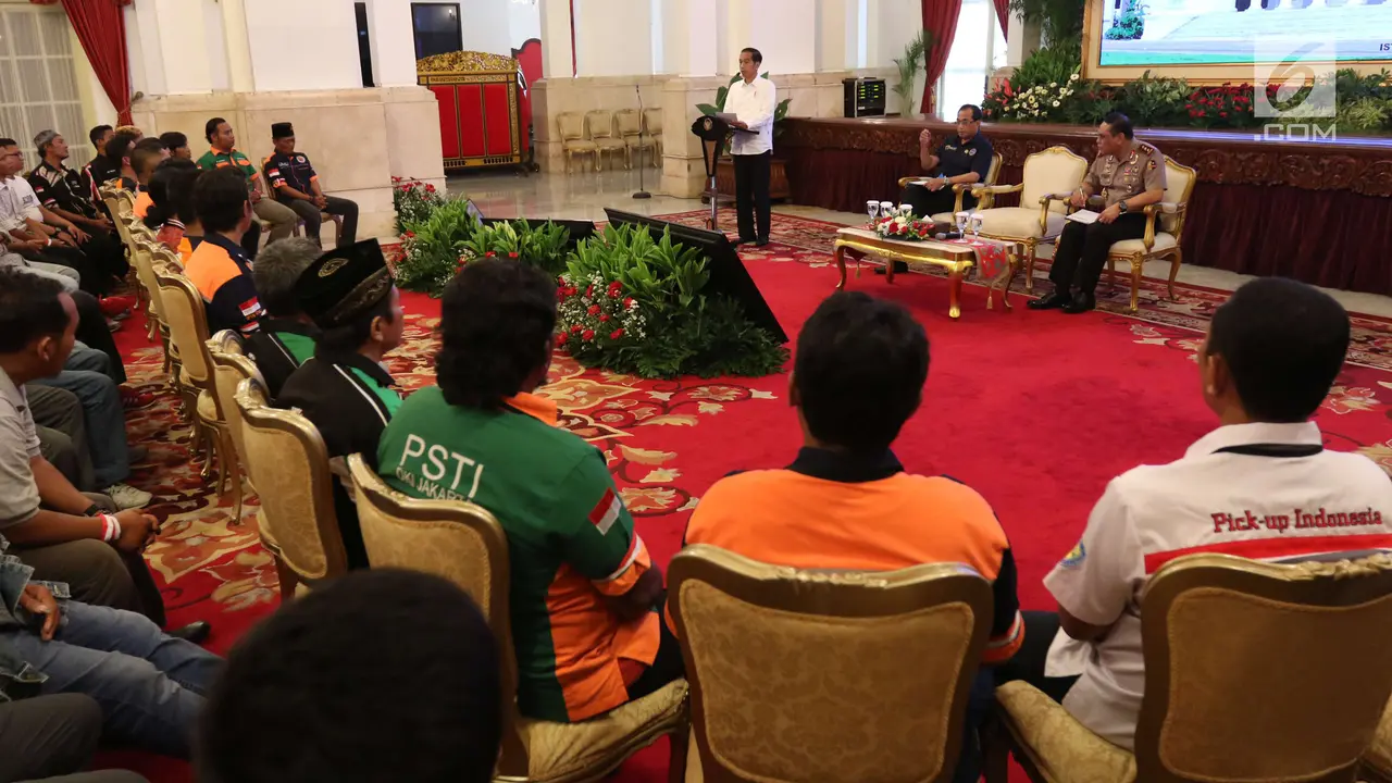 Jokowi Dengar Curhat Sopir Truk di Istana