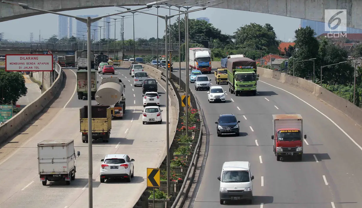 Sejumlah kendaraan melaju di ruas Tol Jakarta Outer Ring Road (JORR), Jakarta, Rabu (21/2). Dengan pengintegrasian ini nantinya pengendara cukup sekali melakukan pembayaran karena akan diberlakukan sistem satu tarif. (Liputan6.com/Angga Yuniar)
