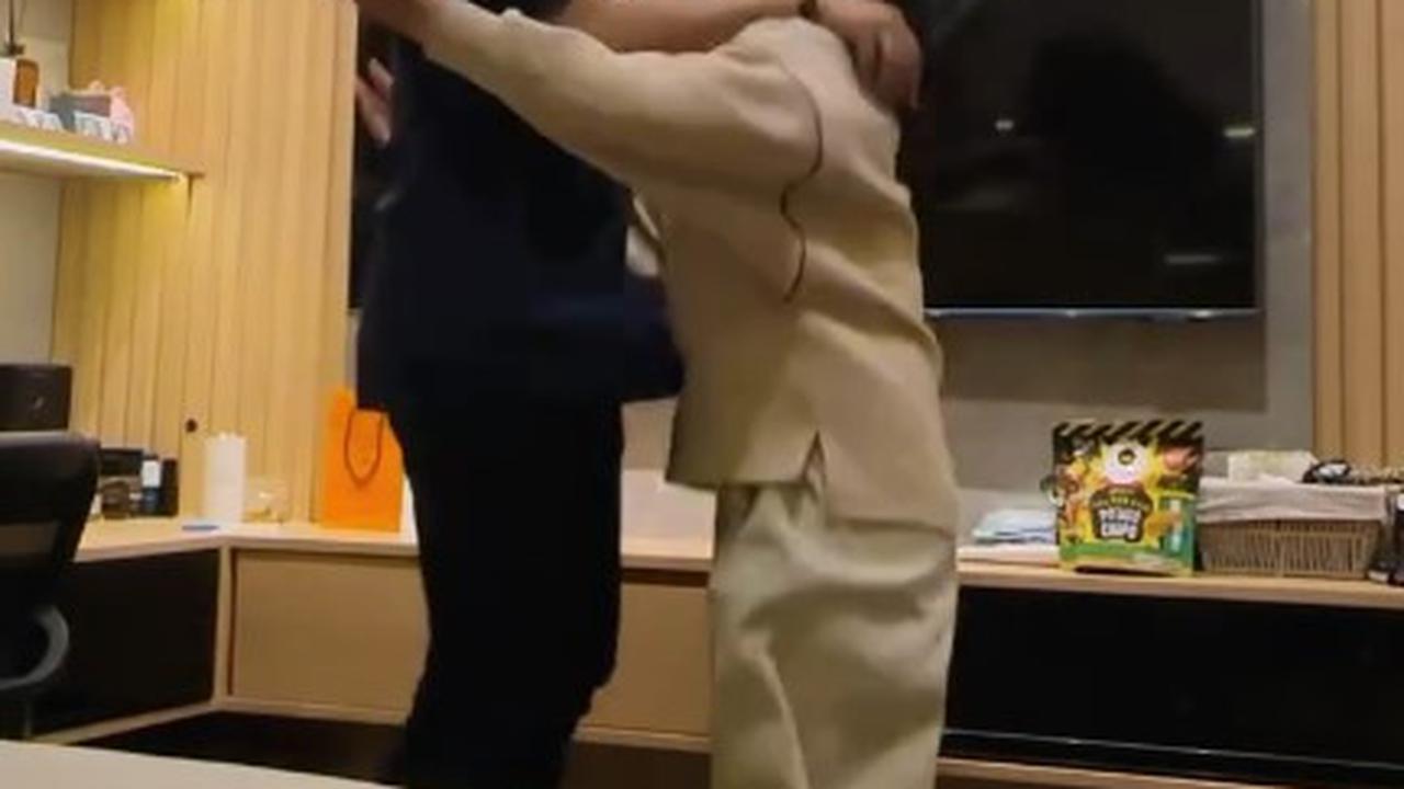 Girang Banget, Ini Momen Ade Govinda Umumkan Kehamilan Pertama sang Istri