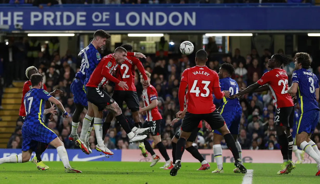 Chelsea berhasil unggul 1-0 pada menit ke-44. Tandukan Kai Havertz usai menerima umpan sepak pojok Hakim Ziyech tidak mampu dihentikan Fraser Forster. (AP/Ian Walton)