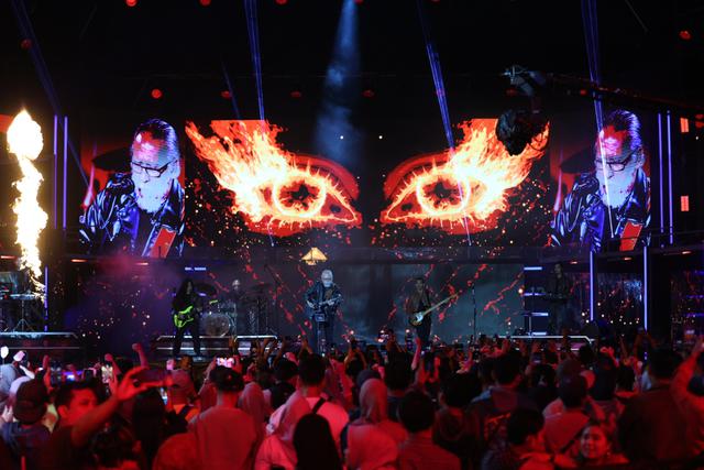 Iwan Fals bersama band saat tampil di Konser Raya 31 Indosiar Luar Biasa hari kedua, Minggu (11/1), di Studio 6 Emtek City, Daan Mogot, Jakarta Barat. (KapanLagi.com/Budy Santoso)