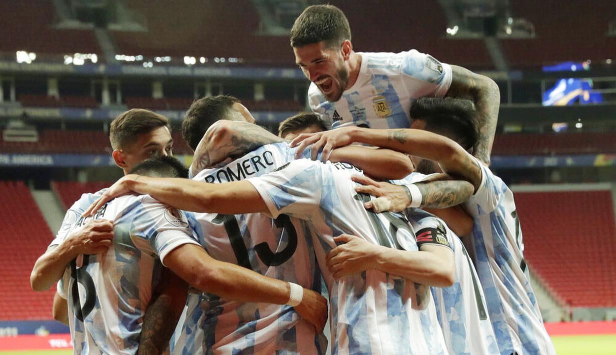 Hasil ini membuat Argentina naik ke posisi puncak klasemen Grup A Copa America 2021 dengan 4 poin, sama dengan Chile. Sementara Uruguay masih tetap di posisi keempat dengan nol poin dari dua pertandingan. (AP/Eraldo Peres)
