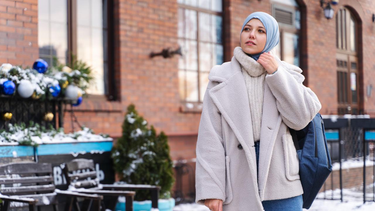 Ilustrasi Cardigan dengan Celana Skinny