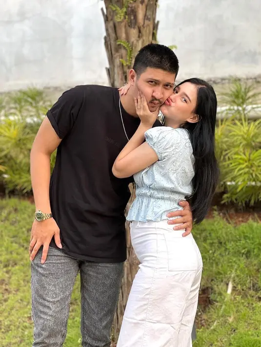 <p>Rasa bahagia sedang meliputi keluarga Aditya Zoni dan Yasmine Ow. Beberapa waktu lalu, mereka sudah mengumumkan kehamilan anak pertama. (Instagram/yxsmine.ow)</p>