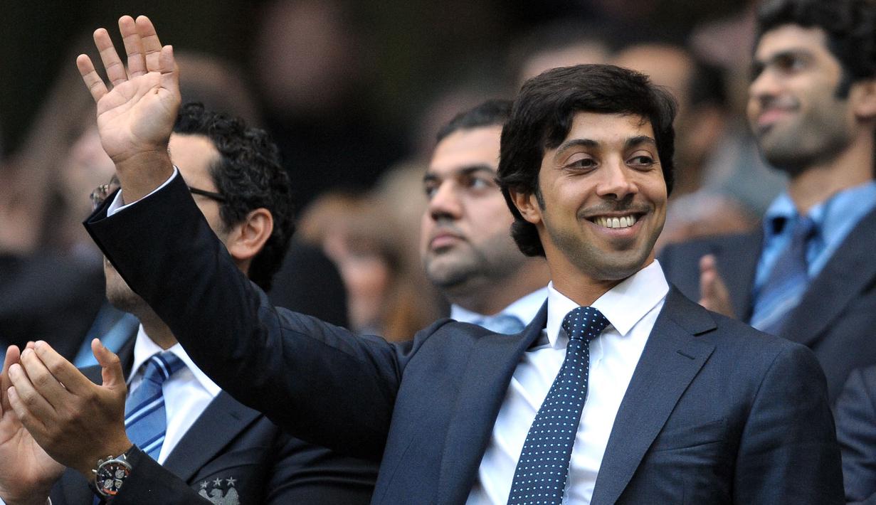 Suksesnya Manchetser City dalam menembus papan atas Liga Inggris tak lepas dari pengaruh finansial pemiliknya, Sheikh Mansour. Keluarga Kerajaan UAE ini mulai mengakui Man City sejak 2008 silam. Ia juga mampu menggelontorkan banyak dana untuk meningkatkan level The Citizen. (AFP/Andrew Yates)