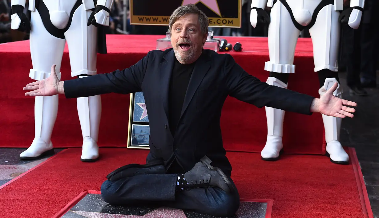 Pemeran Luke Skywalker dalam film "Star Wars", Mark Hamill berpose saat dianugerahi Hollywood Walk of Fame di Los Angeles (8/3). (Jordan Strauss / Invision / AP)