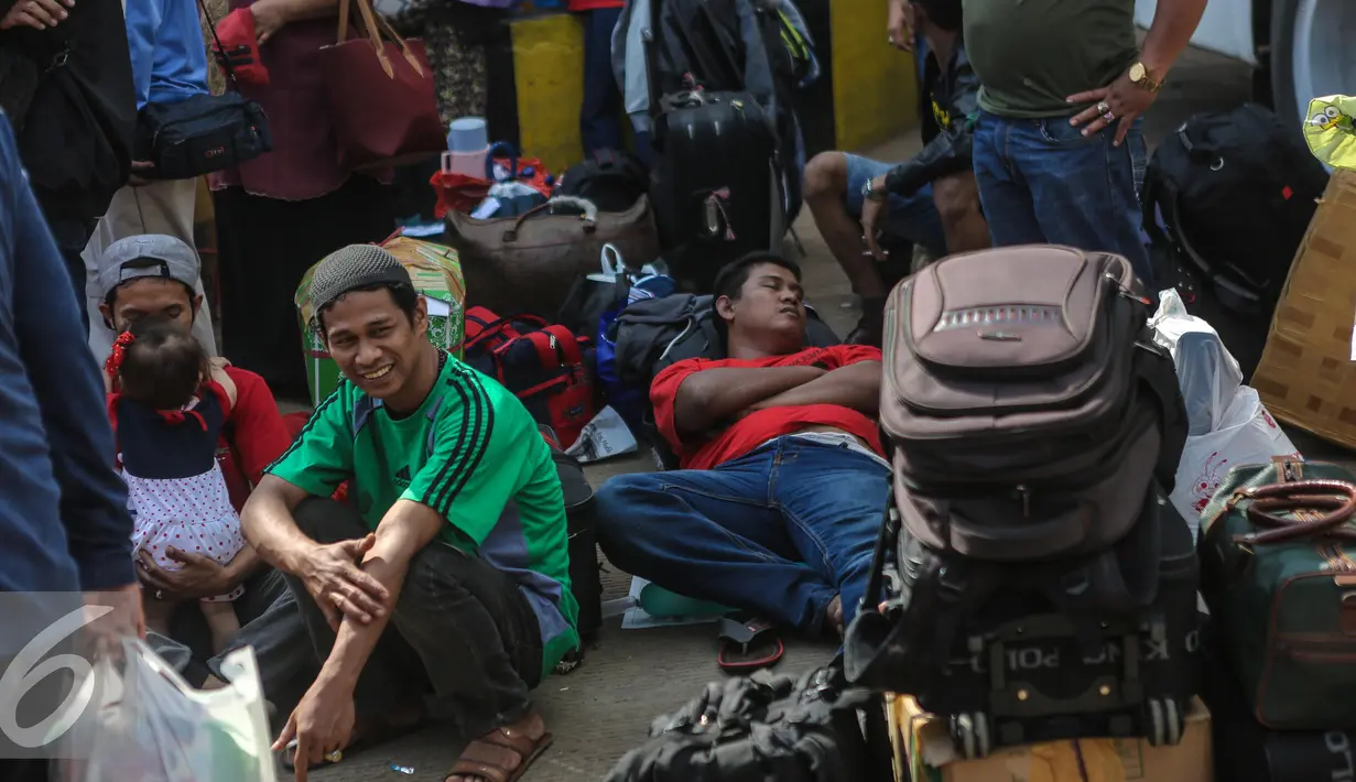 Calon pemudik beristirahat menunggu bus antar provinsi di Terminal Rawamangun, Jakarta, Rabu (15/7/2015). Pemudik yang berangkat dari Rawamangun meningkat hingga 15 persen. (Liputan6.com/Faizal Fanani)