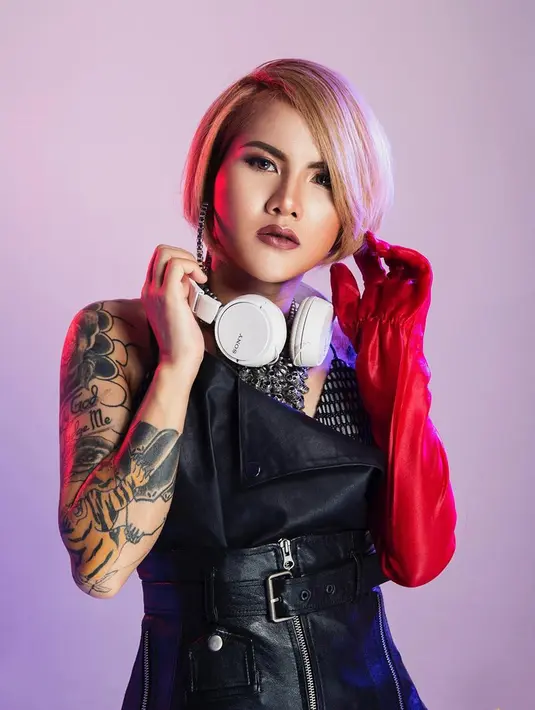 Gaya busana ini adalah busana yang khas dipakai Evelyn Nada Anjani ketika manggung sebagai Disk Jokey (Liputan6.com/IG/evelinnadaanjani)
