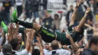 Kiper Juventus Gianluigi Buffon berselebrasi bersama rekan-rekannya usai pertandingan melawan Hellas Verona, di Stadion Allianz di Turin, Italia, (19/5). Buffon telah bersama Juventus selama 17 tahun. (AFP Photo/Marco Bertorello)