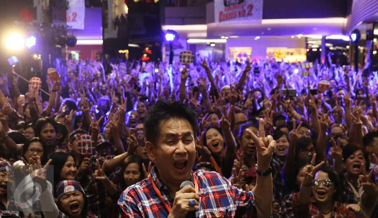Penggagas flash mob yang juga artis, Sys Ns, berselfi bersama para relawan pendukung pasangan Ahok-Djarot seusai flash mob di sebuah mall kawasan Senayan, Jakarta, Sabtu (21/01). (Liputan6.com/Herman Zakharia)