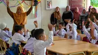 Orangtua siswa mengamati kelas pada hari pertama sekolah di sebuah sekolah dasar di Banda Aceh, Aceh, Senin (17/7/2023). (Chaideer MAHYUDDIN/AFP)