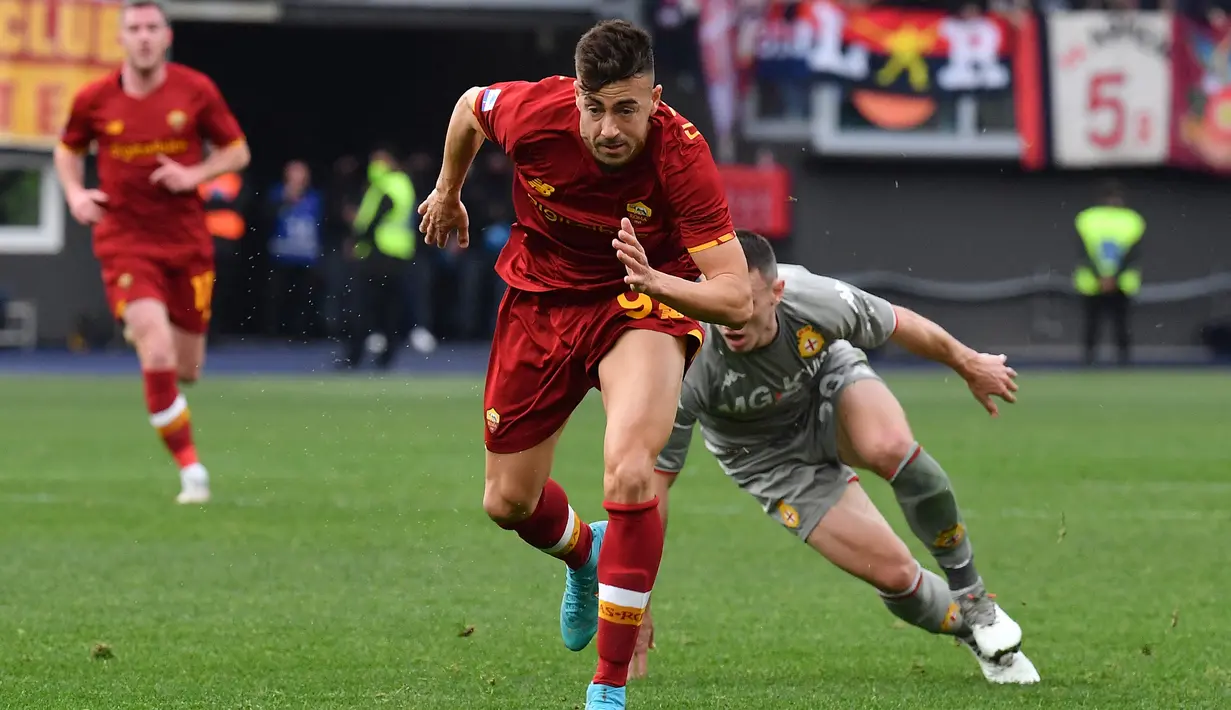 Stephan El Shaarawy. Sayap kiri Italia berusia 29 tahun ini dipermanenkan AS Roma dari AC Milan pada awal musim 2016/2017 dengan nilai transfer 13 juta euro atau kini setara Rp199 miliar. Sebelumnya ia hanya berstatus pinjaman sejak tengah musim 2015/2016. Sempat meninggalkan AS Roma pada awal musim 2019/2020 untuk bermain di Liga Cina bersama Shanghai Shenhua, ia kembali berseragam Serigala Ibu Kota sejak tengah musim 2020/2021 hingga kini dan terikat kontrak hingga Juni 2023. Bersama AS Roma ia total telah tampil dalam 188 laga di semua ajang dengan torehan 49 gol dan 28 assist. (AFP/Tiziana Fabi)