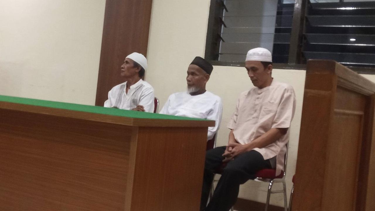 Majelis hakim kemudian memberikan waktu dua minggu untuk ketiga terdakwa menyusun pleidoi. <br>