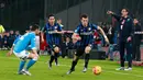 Gelandang Inter Milan, Ivan Perisic (R) berusaha membawa bola melewati bek Napoli, Elseid Hysaj pada lanjutan Liga Serie A di  San Paolo, Naples, Italia (30/11). Napoli menang atas Inter Milan dengan skorg 2-1. (AFP/CARLO Hermann)