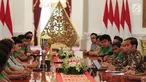 Presiden Joko Widodo (Jokowi) menerima skuad Tim Nasional (Timnas) Indonesia U-16 di Istana Merdeka, Jakarta, Kamis (4/10). Presiden Jokowi mengapresiasi perjuangan Garuda Muda di Piala Asia 2018. (Liputan6.com/Angga Yuniar)
