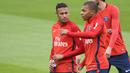 Pemain baru Paris Saint-Germain, Kylian Mbappe, berbincang dengan Neymar Jr, saat sesi latihan di Paris, Rabu (6/9/2017). Striker 18 tahun tersebut menjalani latihan perdananya bersama armada Les Parisiens. (AFP/Christophe Simon)