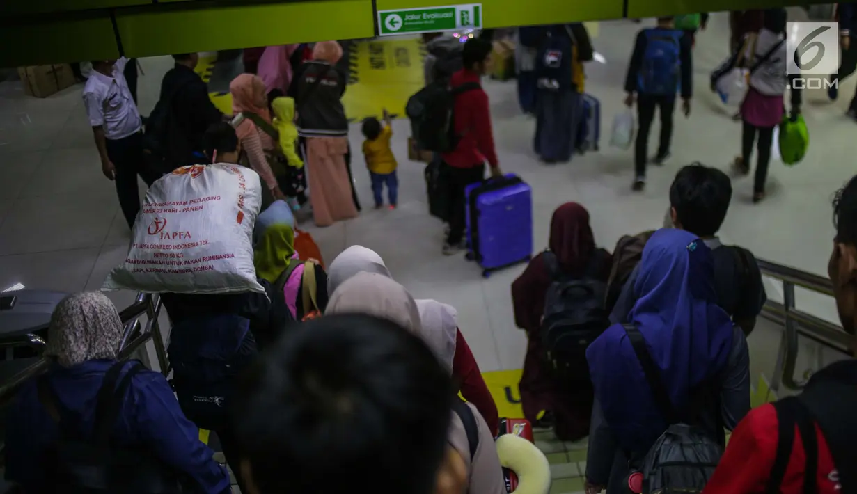 Pemudik berjalan menuju pintu kedatangan setibanya dI Stasiun Gambir, Jakarta, Minggu (9/6/2019). Pada H+4 Lebaran yang merupakan puncak arus balik lebaran, sebanyak 78.249 orang tiba di Jakarta melalui Stasiun Gambir sejak 6 Juni 2019 sampai dengan hari ini. (Liputan6.com/Faizal Fanani)