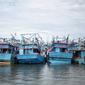 Deretan kapal nelayan terparkir di Pelabuhan Muara Angke, Jakarta, Kamis (27/12). Nelayan Muara Angke memilih libur melaut karena angin muson barat dan gelombang tinggi. (Liputan6.com/Faizal Fanani)