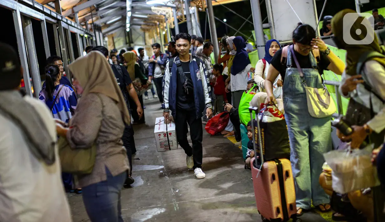 Puncak arus mudik di Pelabuhan Merak telah berlangsung sejak Jumat (5/4/2024). (Liputan6.com/Angga Yuniar)