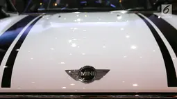 Logo MINI Cooper di New MINI Cooper S Countryman Sports rakitan lokal pada pameran Gaikindo Indonesia International Auto Show (GIIAS) 2018, ICE BSD Tangsel, Jumat (3/8). (Liputan6.com/Fery Pradolo)