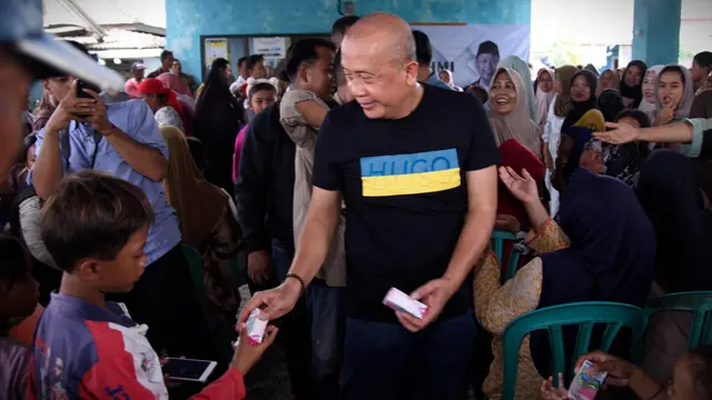 Wakil Ketua DPR RI Saan Mustopa melakukan peninjauan sekaligus memberikan bantuan ke masyarakat terdampak banjir rob Karawang.