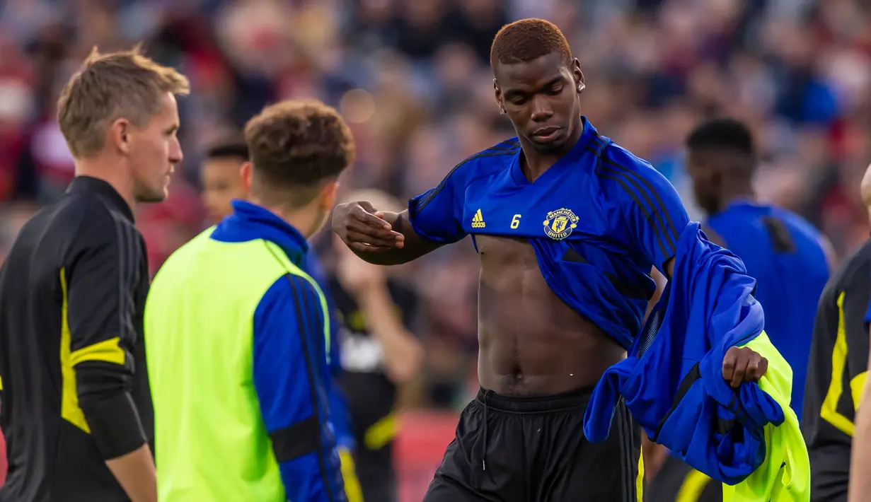 Gelandang Manchester United, Paul Pogba bersiap mengikuti sesi latihan terbuka jelang pertandingan tur pramusim melawan Perth Glory di Stadion Optus, Perth (11/7/2019). MU dijadwalkan menggelar tur pramusim di Australia, Tiongkok, dan Singapura. (AFP Photo/Tony Ashby)
