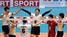 Pemain Timnas voli putra Jepang bersorak merayakan keunggulan poin atas Kazakhstan pada Final Kejuaraan Voli Asia 2017 di GOR Tri Dharma, Gresik, Selasa (1/8). Jepang unggul 3-1. (Liputan6.com/Helmi Fithriansyah)