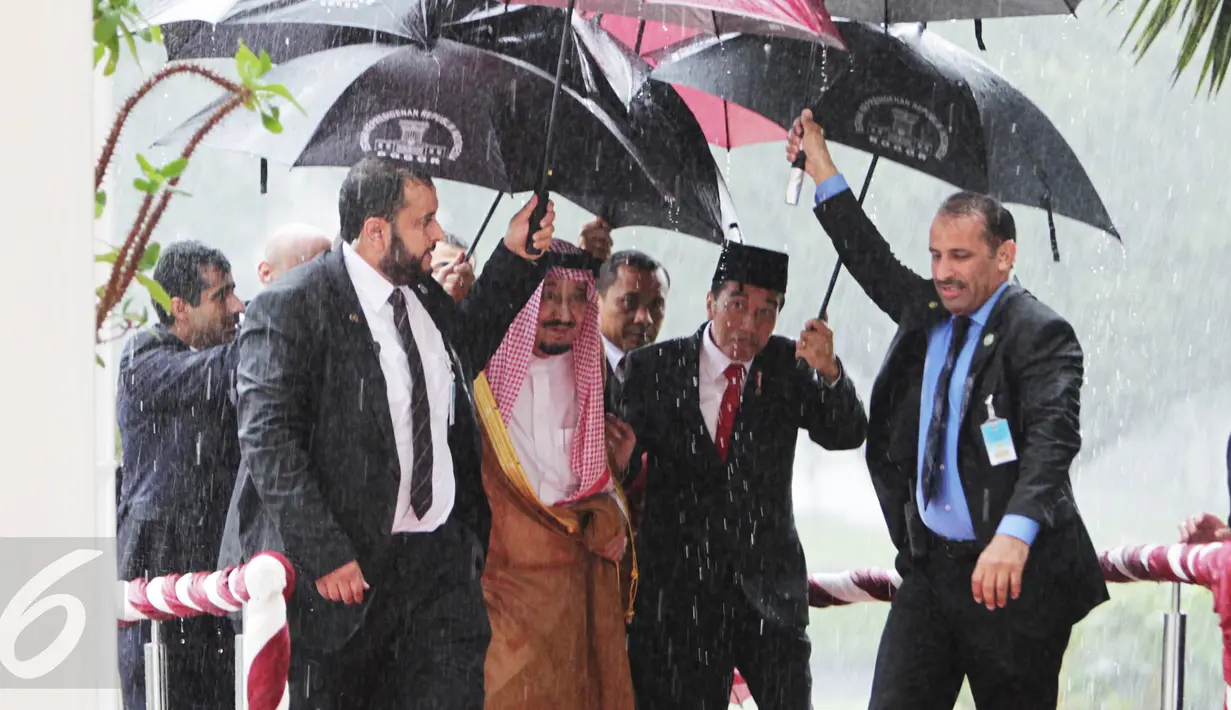 Raja Arab Saudi Salman bin Abdulaziz Al-Saud disambut oleh Presiden Joko Widodo di Istana Bogor, Jawa Barat, Rabu (1/2). Kunjungan kenegaraan Raja Salman membawa rombongan besar sekitar 1.500 orang. (Liputan6.com/Angga Yuniar) 