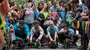 Peserta bersama anjingnya bersiap mengikuti perlombaan di "HK Doggie Dash 2018" di Hong Kong (15/4). Perlombaan ini diadakan untuk mengumpulkan uang bagi anjing yang telah diterlantarkan dan diselamatkan. (AFP Photo/Isaac Lawrence)