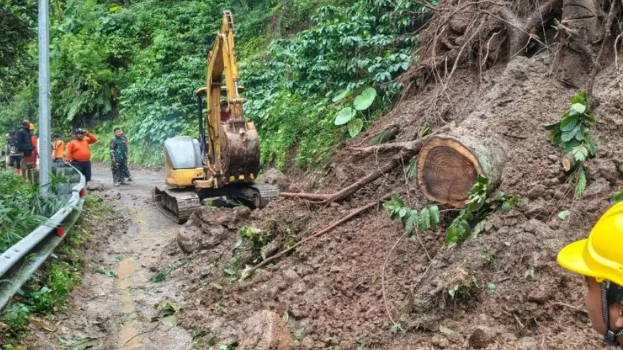 Alat berat diterjunkan untuk bersihkan jalan dari material longsor yang menutup akses Jalan Menawan-Rahtawu di Desa Rahtawu, Kecamatan Gebog, Kabupaten Kudus.
