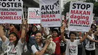 Komunitas pecinta anjing menggelar aksi di Bundaran HI, Jakarta, Minggu (13/12/2015). Dalam aksinya, mereka meminta semua pihak untuk tidak menelantarkan anjing dan menghentikan tradisi makan daging anjing. (Liputan6.com/Johan Tallo)