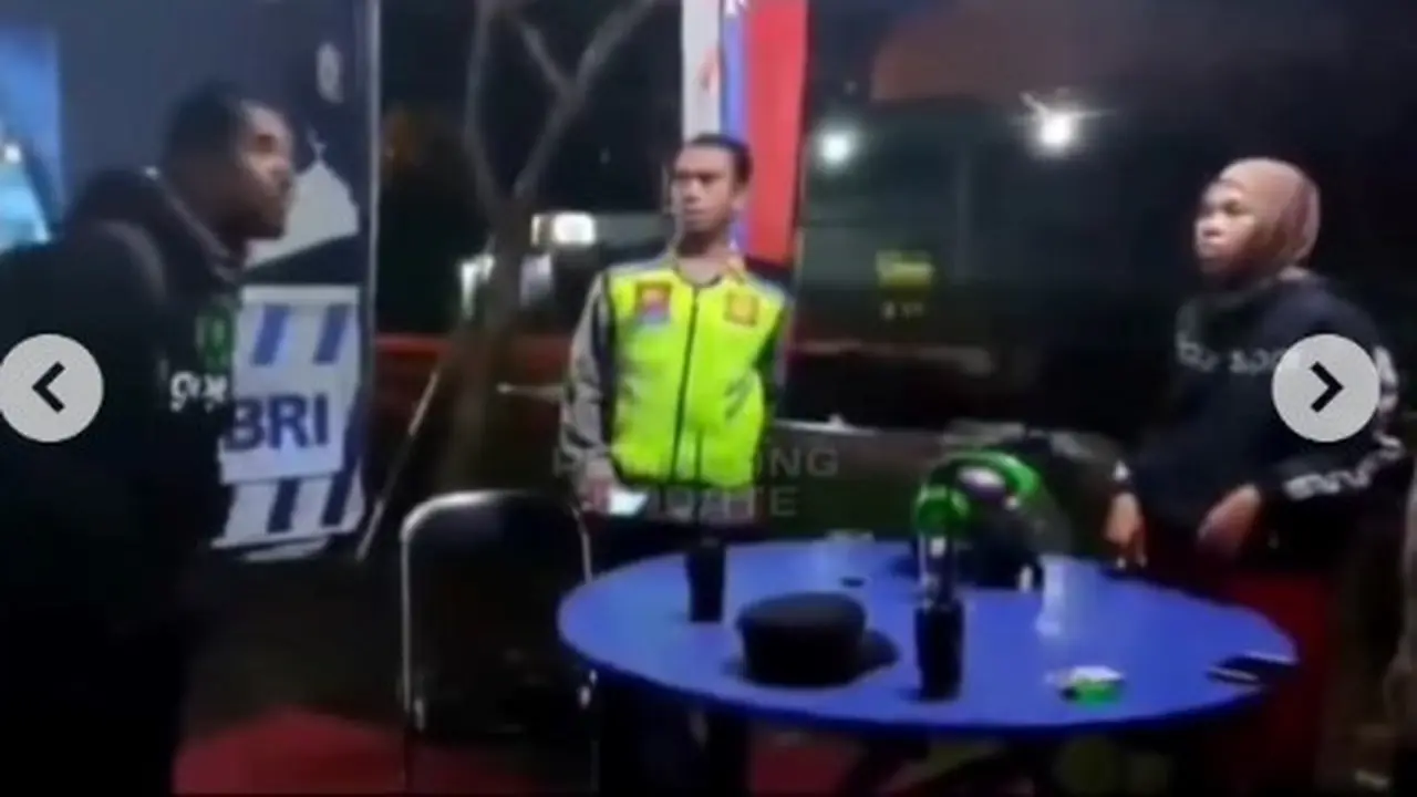 Pemudik motor (kiri) tujuan Jatim saat kembali bertemu istrinya. (Istimewa)