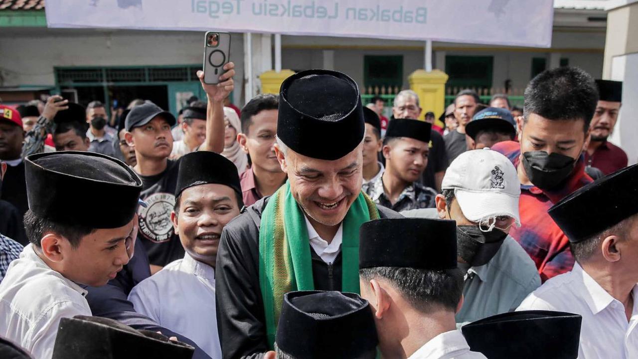 Capres nomor urut 3, Ganjar Pranowo bersilaturahmi ke Pondok Pesantren Ma'Hadut Tholabah, Tegal, Jawa Tengah, Kamis (11/1/2024). Dalam sambutannya, Ganjar mengingatkan para santri-santriwati untuk mengejar cita-cita yang diinginkan.