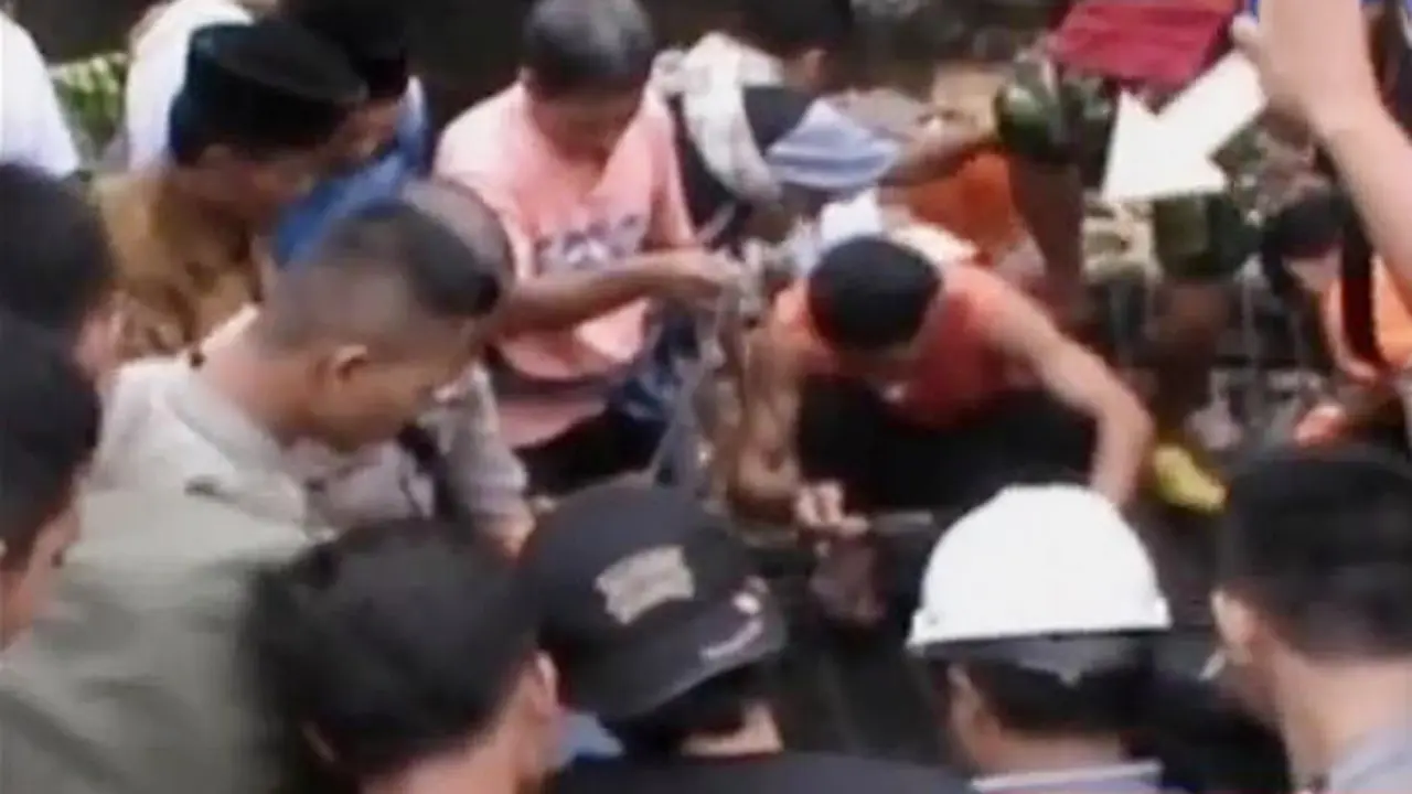 VIDEO: Jembatan Ambruk di Lombok Timur Timpa Puluhan Pekerja