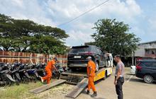 Polres Karawang Amankan Mobil Penabrak Motor Viral, Pengemudi Diduga Kurang Konsentrasi