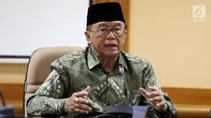 Anggota Dewan Pertimbangan Presiden, Sidarto Danusubroto saat menghadiri forum pengajian sejuk dengan tema "Islam Cinta dari Murcia" di kampus UIN Jakarta, Selasa (5/12). (Liputan6.com/JohanTallo)