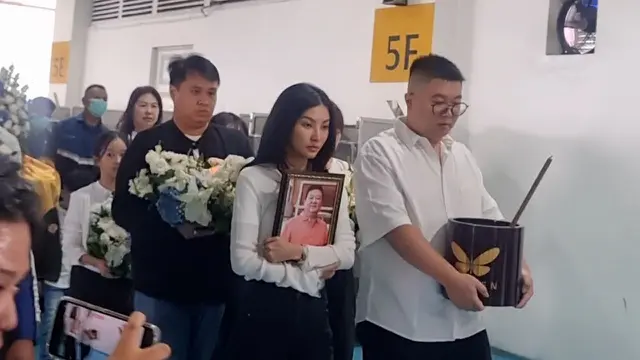 Sarwendah di rumah duka. (M Altaf Jauhar/ Liputan6.com)