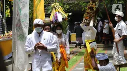 Sejumlah umat Hindu melaksanakan Upacara Tawur Agung Kesanga di Pura Aditya Jaya, Pulo Gadung, Jakarta Timur, Rabu (1/3/2022). Upacara ini bermakna sebagai wujud keselarasan antara umat manusia dengan alam.  (Liputan6.com/Herman Zakharia)