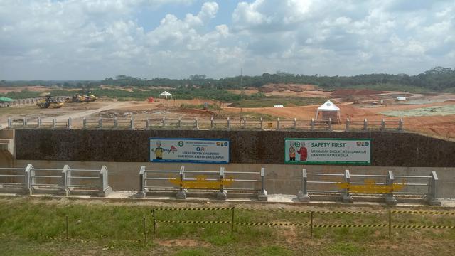 Ketua Satgas Pelaksanaan Pembangunan Infrastruktur IKN, Danis Hidayat Sumadilaga di proyek Bendungan Sepaku Semoi, Kalimantan Timur, Jumat (13/1/2023). Bendungan Sepaku Semoi diproyeksikan bakal menyuplai kebutuhan air baku bagi penduduk IKN Nusantara.