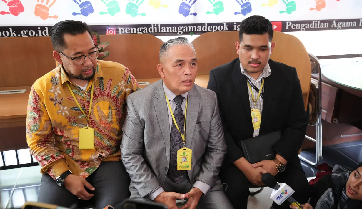 "Karena kehidupannya sudah terpisah. Keket (sapaan Catherine Wilson) ada di Jakarta, suaminya sebagai legislator di Sulawesi punya kesibukan masing-masing. Akhirnya mereka sepakat, Keket balik ke rumah orang tua di Depok, Idham di Sulawesi," kata Dody. [Instagram/cathrinewilson]