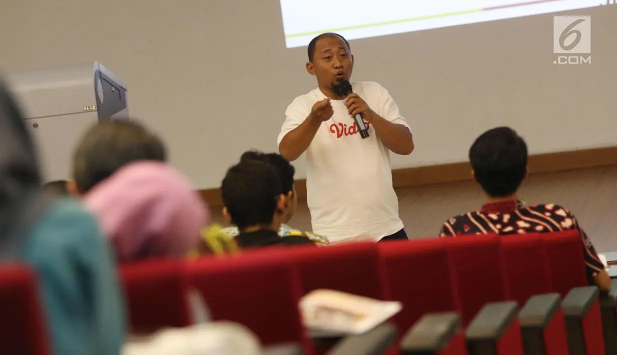 Perwakilan dari Vidio.com memberikan materi pada peserta workshop jurnalisme saat gelaran Emtek Goes To Campus di Universitas Telkom, Bandung, Selasa (28/11). (Liputan6.com/Helmi Fithriansyah)
