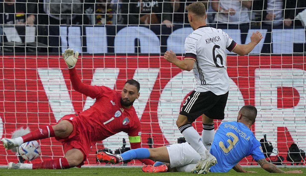 Pemain Jerman Joshua Kimmich (tengah) mencetak gol ke gawang Italia pada pertandingan sepak bola UEFA Nations League di Moenchengladbach, Jerman, 14 Juni 2022. Jerman mengalahkan Italia 5-2. (AP Photo/Martin Meissner)